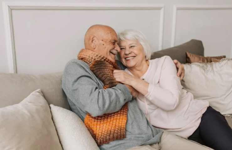 Anziani felici sul divano