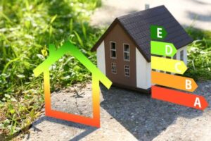 Modellino di una casa con parametri della prestazione energetica