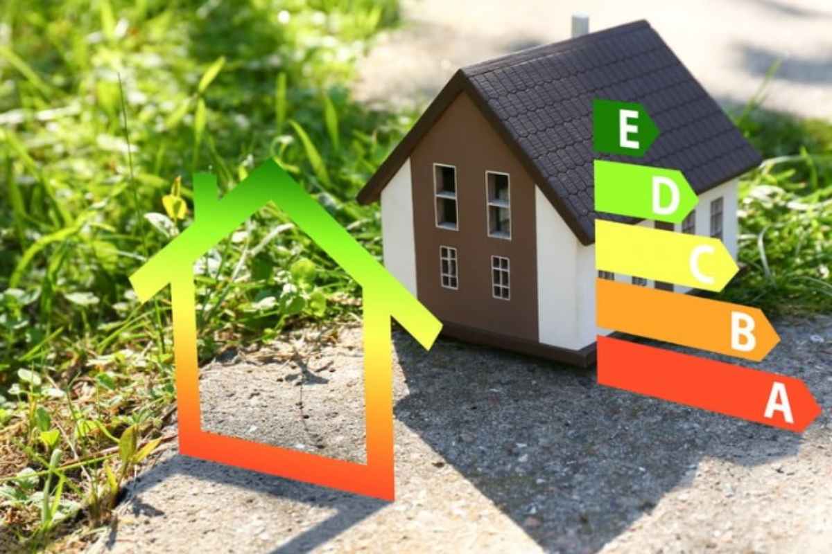 Modellino di una casa con parametri della prestazione energetica