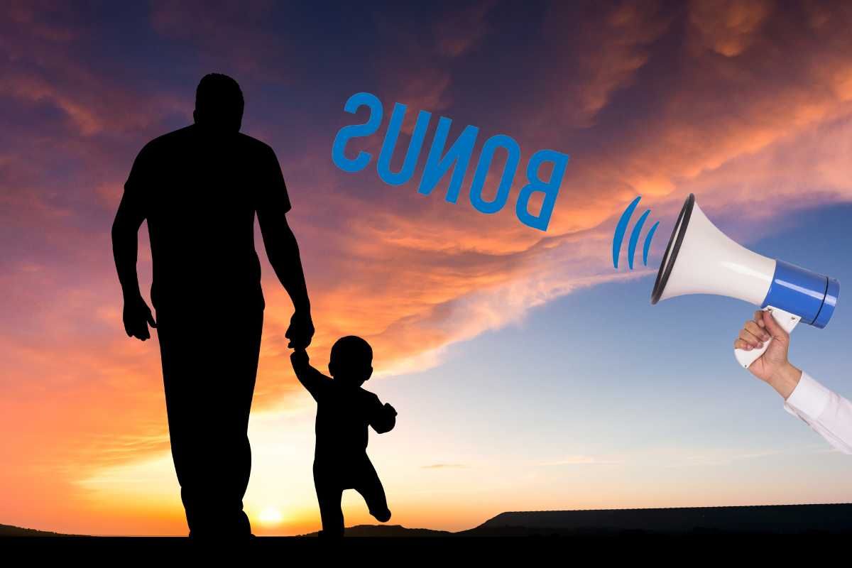 Papà passeggia al tramonto con il figlio con la scritta bonus