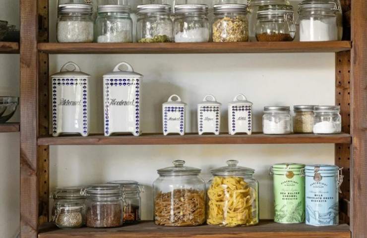 Dispensa perfettamente organizzata e pulita