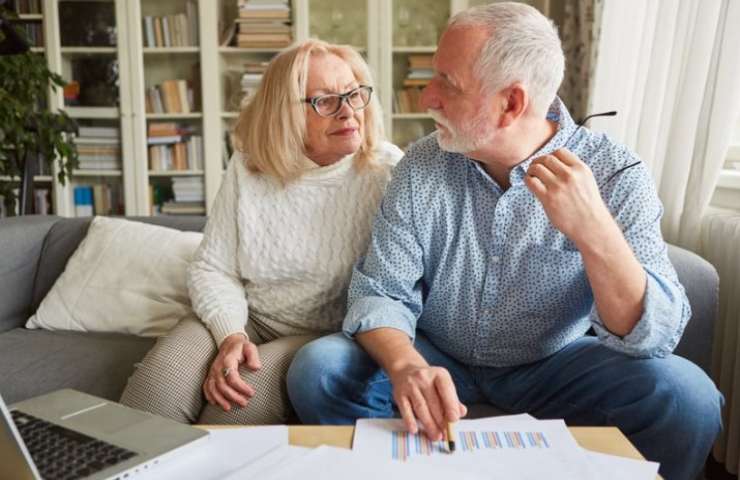 pensionati parlano dei documenti per la pensione