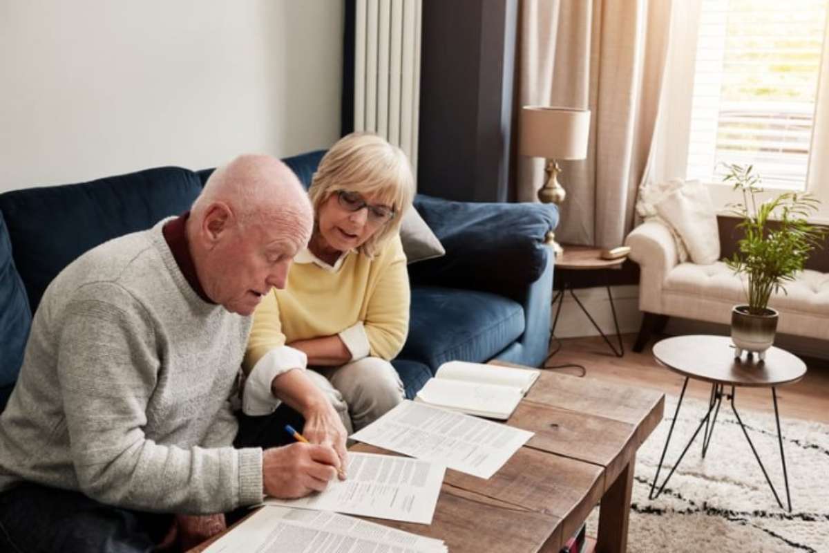 pensionato compila documenti