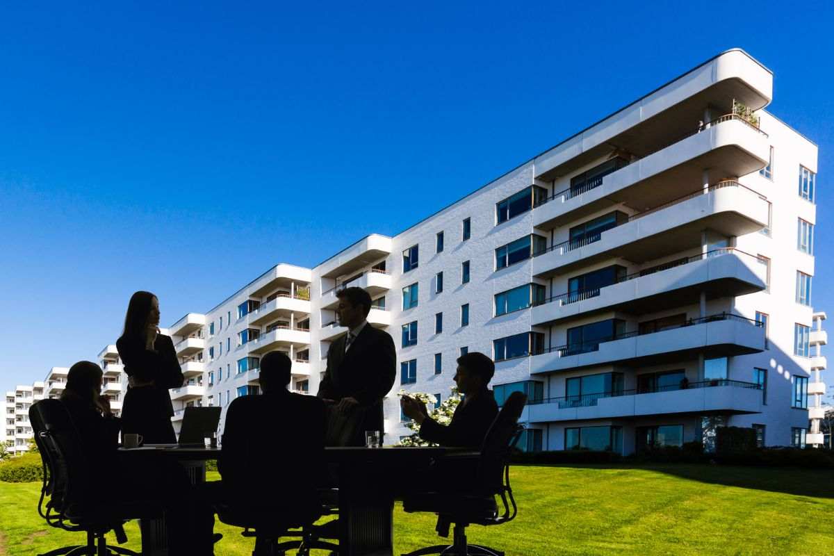 riunione di condominio sullo sfondo di una palazzina