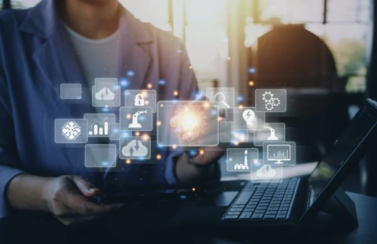 donna al pc con molte immagini digitali in 3D