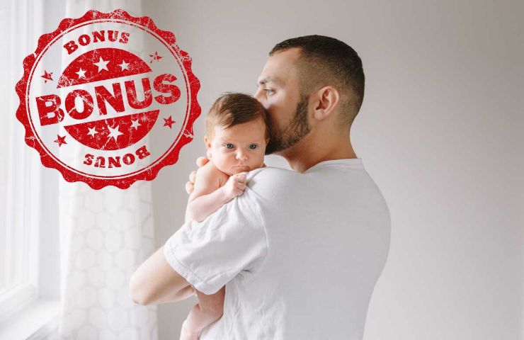 Papà tiene in braccio il figlio con il logo bonus