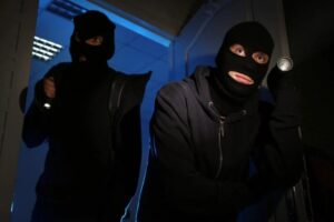 Ladri fanno irruzione in una casa