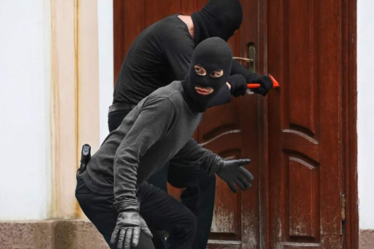 due ladri cercano di fare irruzione in una abitazione