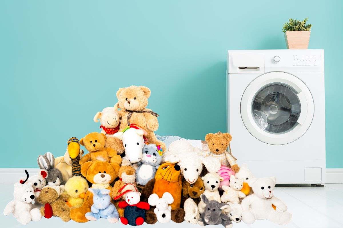 Peluche davanti alla lavatrice