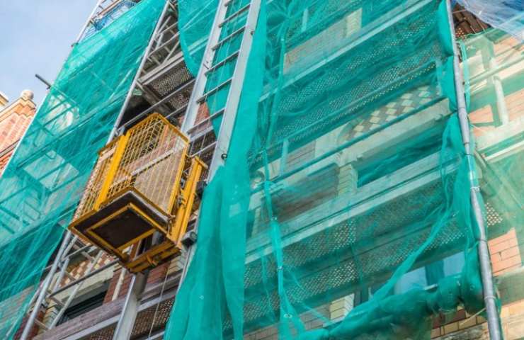 Ponteggi installati per il rifacimento della facciata in un condominio 