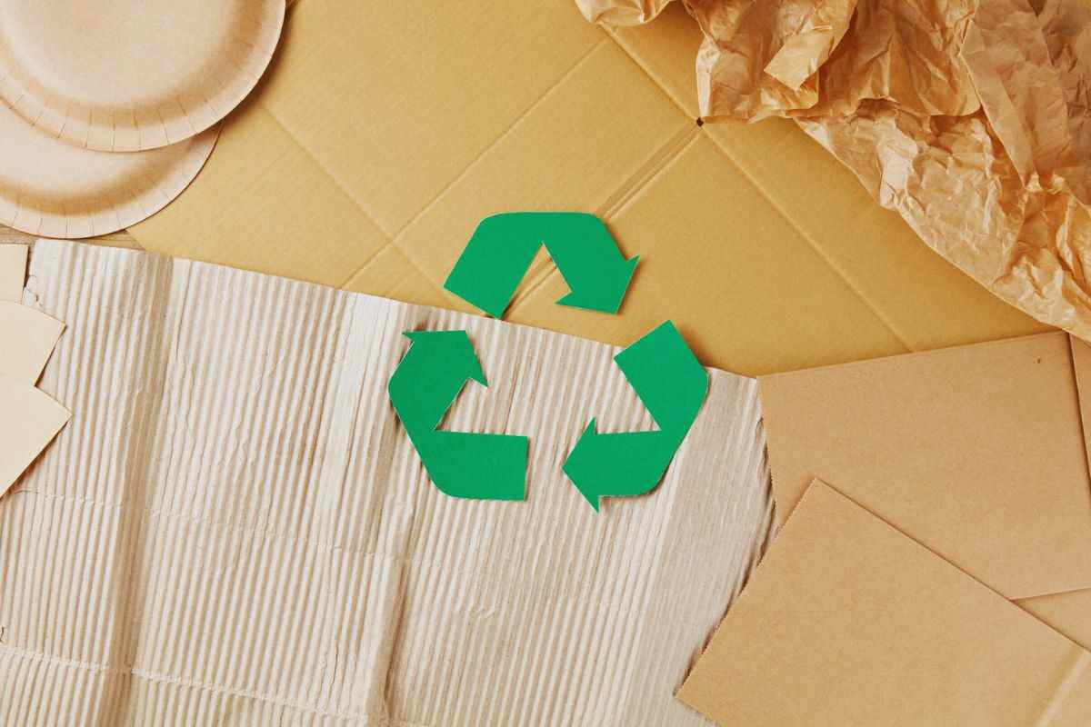 Simbolo riciclaggio posto sopra a prodotti di carta