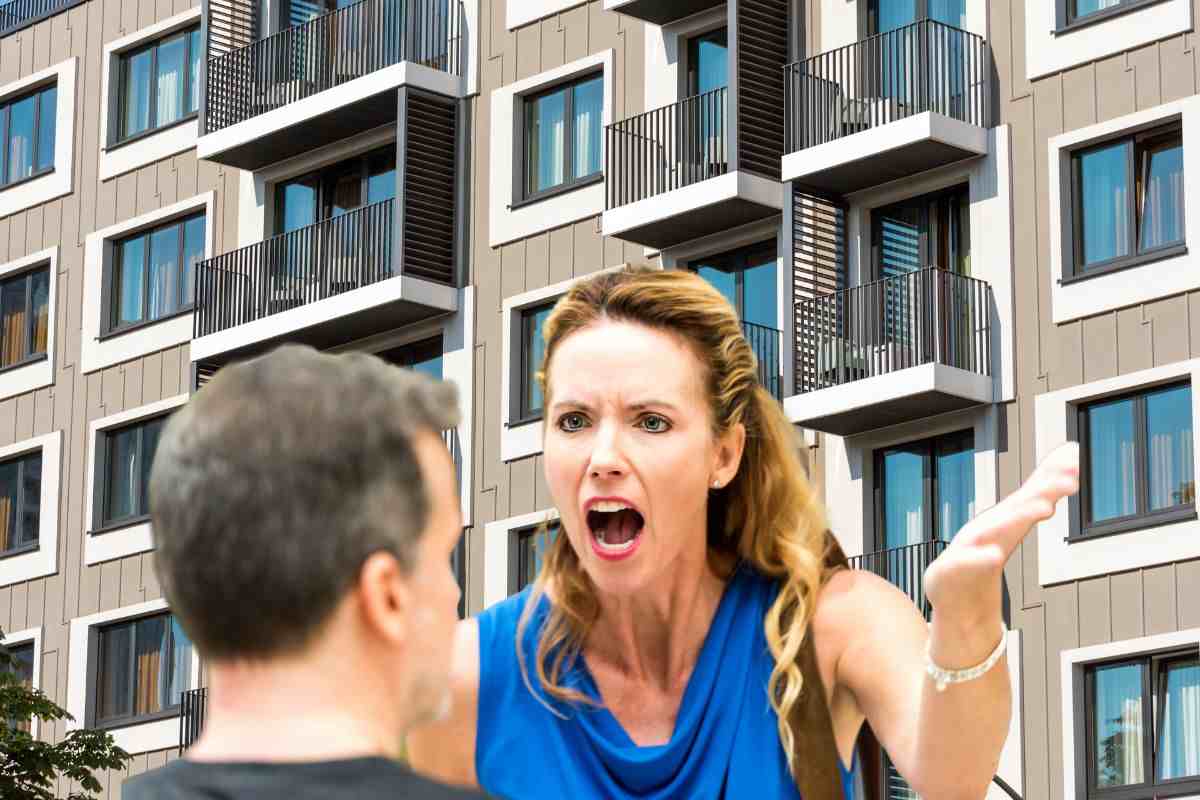 donna e uomo litigano davanti al condominio