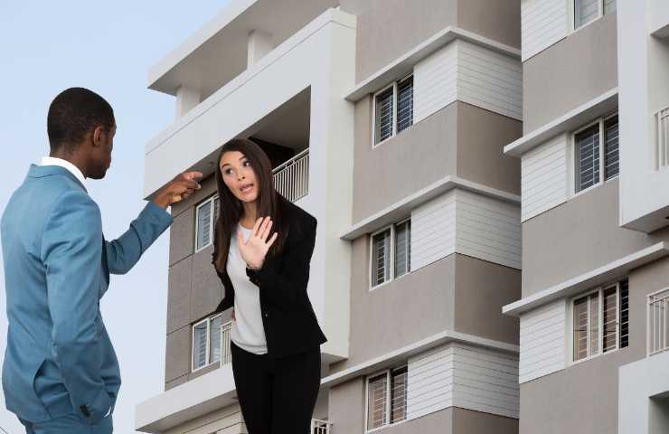 persone litigano per idee discordanti in condominio