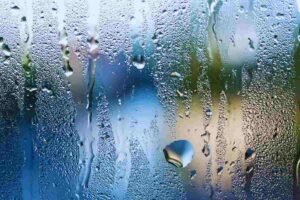 Vetro finestra bagnato dalla condensa