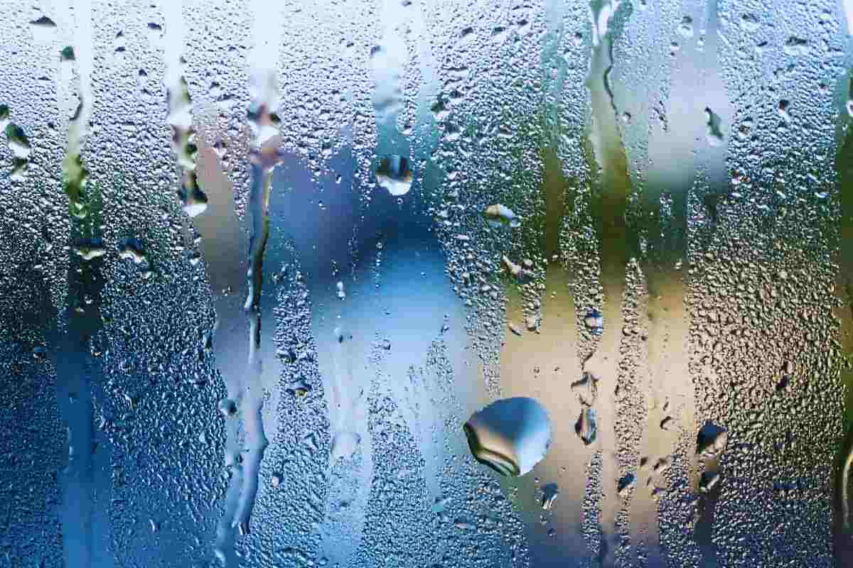 Vetro finestra bagnato dalla condensa
