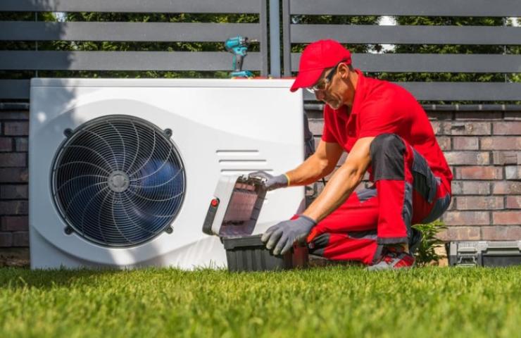 operaio istalla la pompa di calore