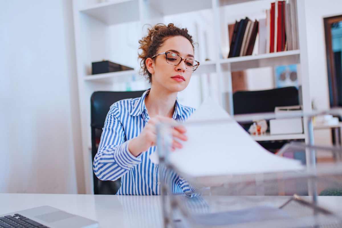 Donna che controlla documenti in ufficio