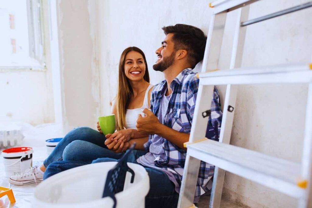 Coppia che fa una pausa dalla ristrutturazione della casa
