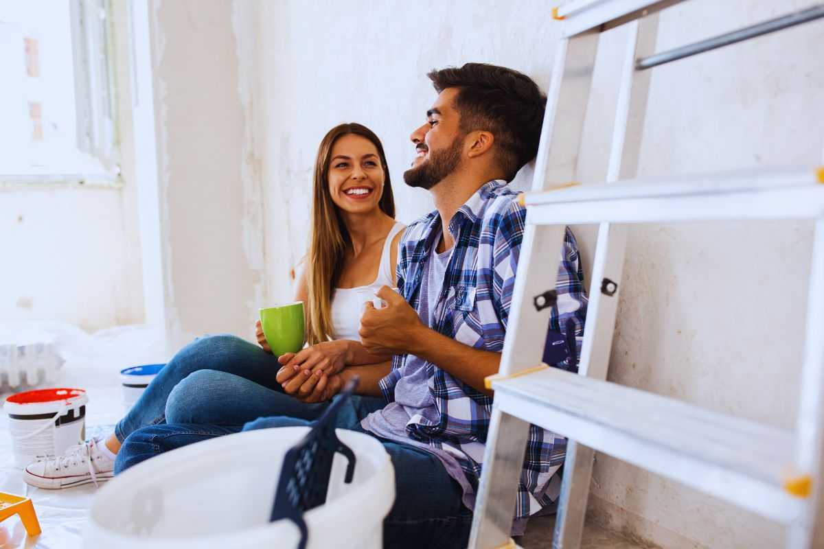 Coppia che fa una pausa dalla ristrutturazione della casa