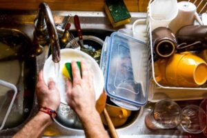 persona lava i piatti