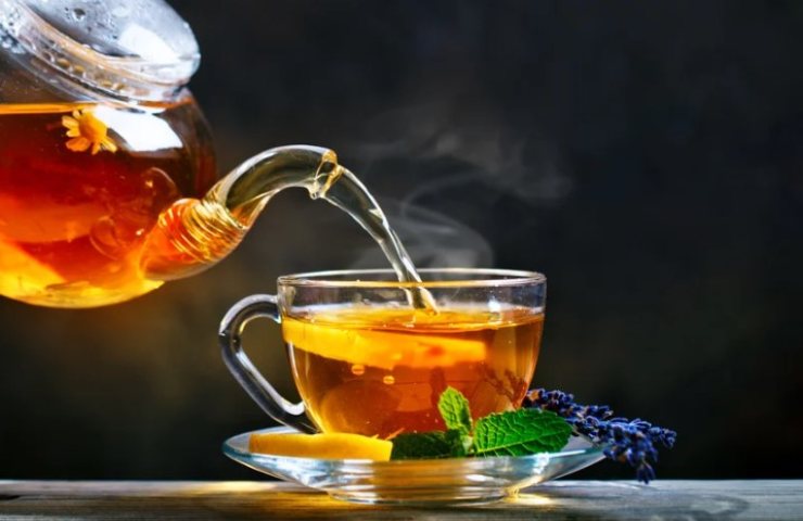 Tazza di tè in vetro con teiera in vetro