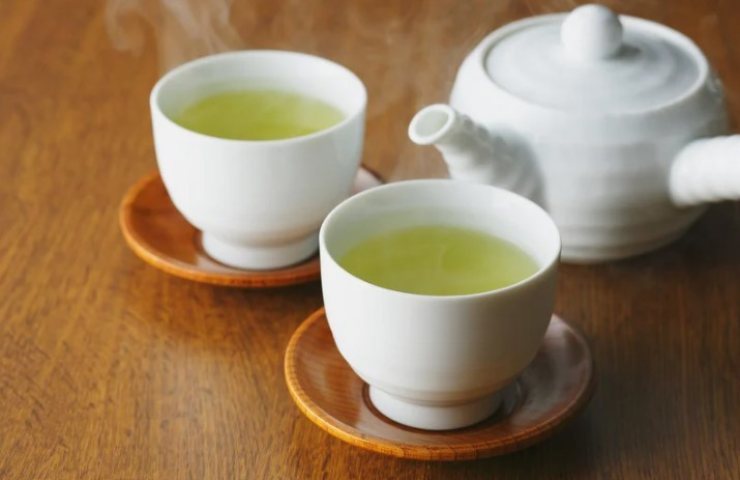 Tazze da te in porcellana con infuso e teiera