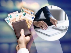 calcoli busta paga e portafoglio che mostra banconote