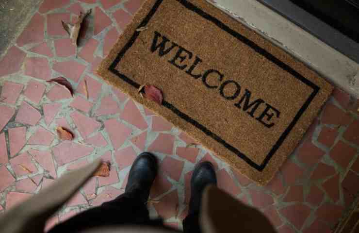 zerbino davanti l'entrata di casa 