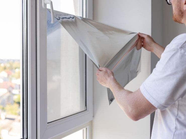 applicazione di una pellicola sul vetro di una finestra