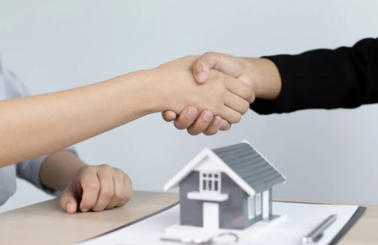 Persone si stringono la mano dopo aver stipulato il contratto di affitto