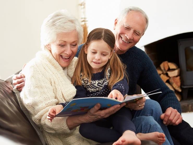 nonni e nipote che leggono un libro