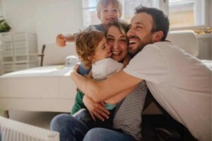 Famiglia felice si abbraccia