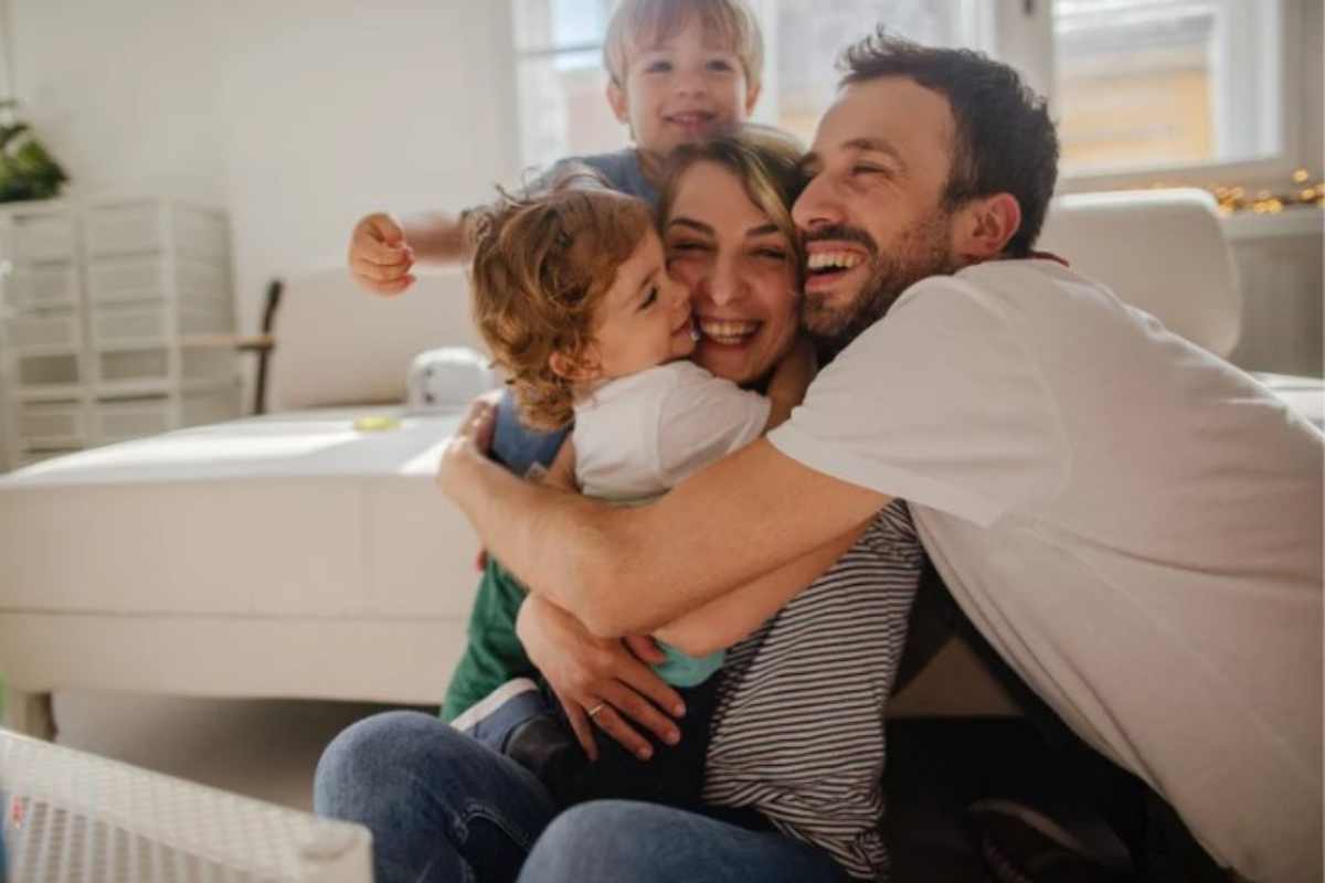 Famiglia felice si abbraccia 