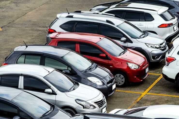 auto nel parcheggio