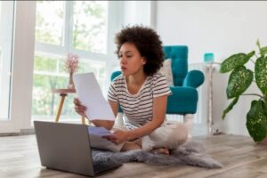 Donna osserva la bolletta dell'acqua