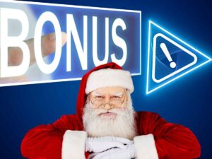 sfondo bonus e in primo piano babbo natale con espressione arrabbiata