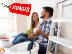 coppia in fase di ristrutturazione della casa e scritta bonus
