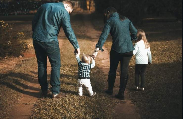 famiglia passeggia 