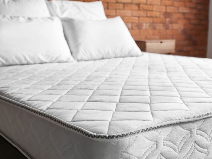 materasso e cuscini appoggiati sul letto