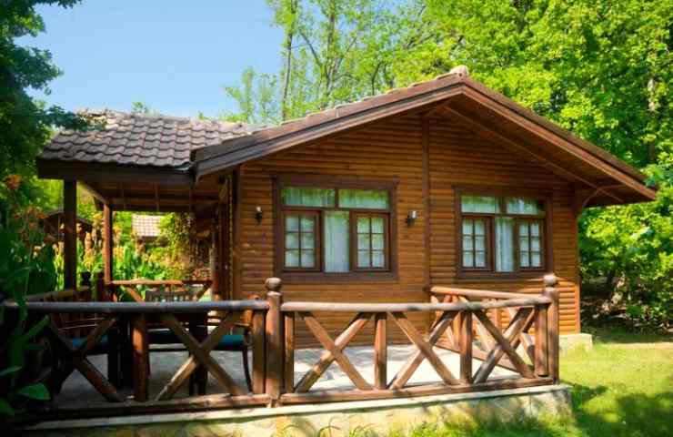 Casa in legno immersa nel verde