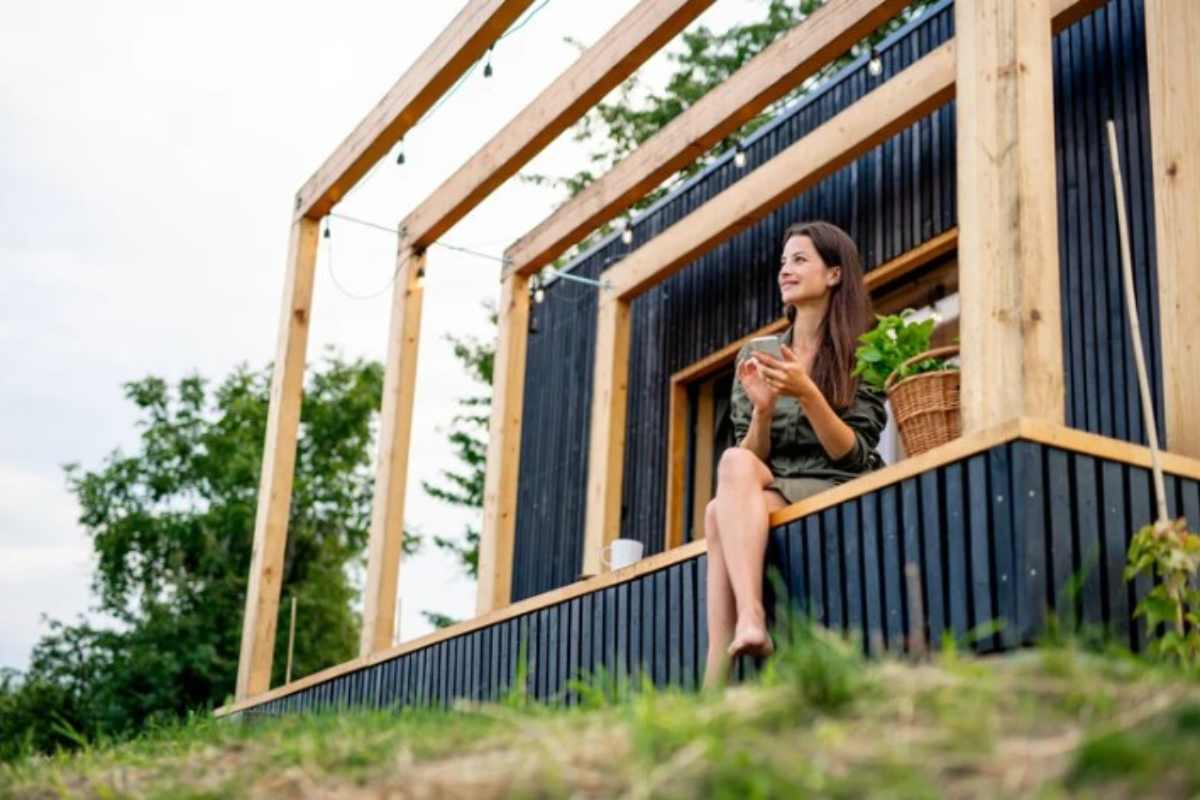 casa modulare con donna sul portico