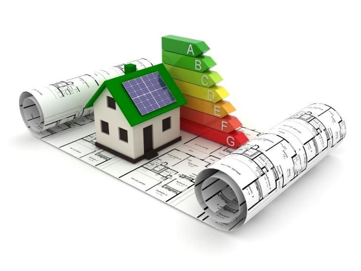 progetto con casa con pannello solare e classi energetiche