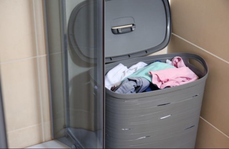 Cattivo odore in bagno a causa della cesta del bucato 