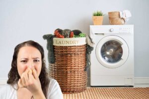 Donna si tappa il naso per il cattivo odore davanti al cesto del bucato sporco e la lavatrice