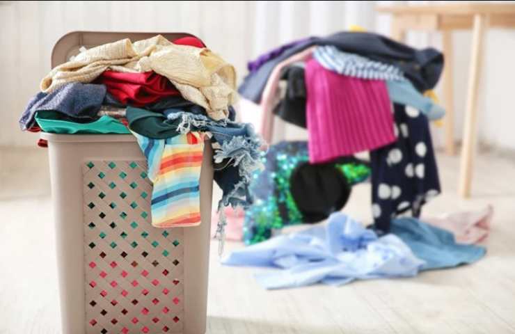 Diverse ceste con bucato da fare 