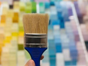 sfondo colori e pennello da pittore in primo piano