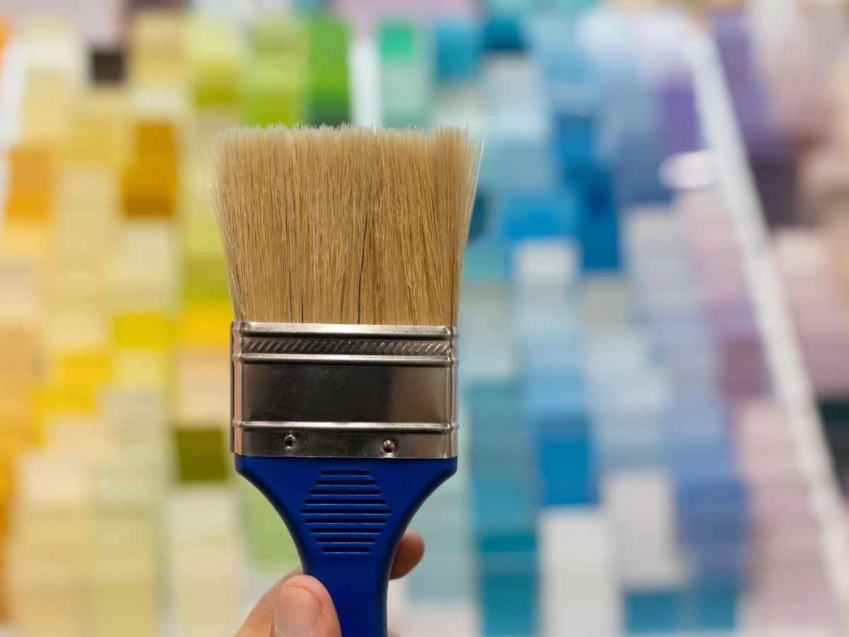 sfondo colori e pennello da pittore in primo piano