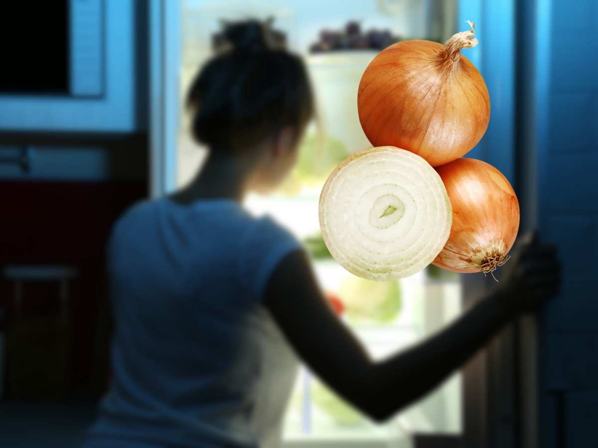 sfondo donna che apre frigorifero, primo piano cipolle