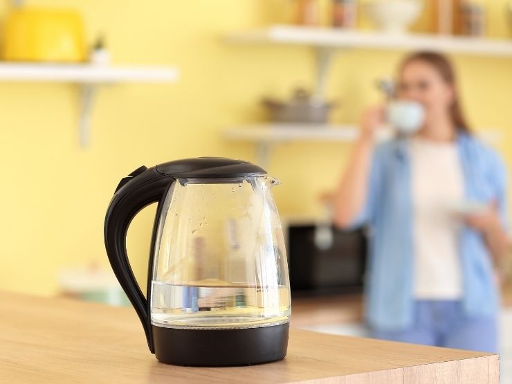 bollitore sul piano della cucina