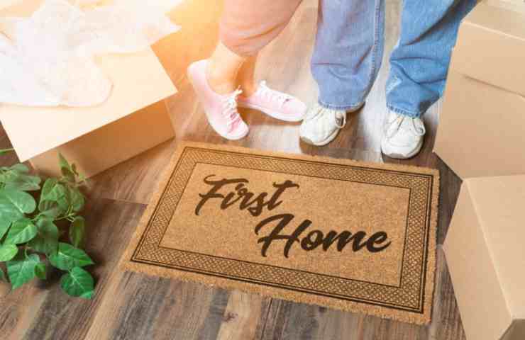 zerbino di casa con la scritta in inglese prima casa